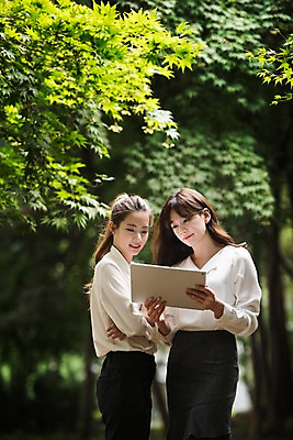 포토 JPG 주간 나무 우먼라이프 응시 공원 여자 서기 들기 상반신 20대 성인 야외 두명 앞모습 옆모습 30대 태블릿 한국인 비즈니스우먼 동료 싱글라이프 성인여자만 국내포토 자연요소 식물 라이프스타일 시선 공공시설 뷰포인트 비즈니스 관계 모션 사람 동양인 청년 장년 전자제품 스마트기기 직장인 여자만 성인만 파일형식