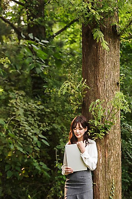 포토 JPG 주간 나무 우먼라이프 공원 여자 한명 서기 들기 상반신 성인 야외 앞모습 30대 태블릿 눈감음 기댐 한국인 비즈니스우먼 싱글라이프 성인여자한명만 국내포토 자연요소 식물 1 라이프스타일 공공시설 뷰포인트 비즈니스 모션 사람 동양인 장년 전자제품 스마트기기 직장인 여자한명만 성인여자만 파일형식