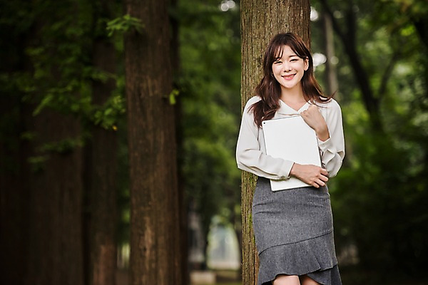 포토 JPG 주간 나무 우먼라이프 공원 여자 한명 서기 미소 들기 상반신 성인 야외 앞모습 30대 태블릿 기댐 한국인 비즈니스우먼 싱글라이프 성인여자한명만 국내포토 자연요소 식물 1 라이프스타일 공공시설 뷰포인트 비즈니스 모션 표정 사람 동양인 장년 전자제품 스마트기기 직장인 여자한명만 성인여자만 파일형식