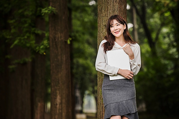 포토 JPG 주간 나무 우먼라이프 공원 여자 한명 서기 미소 들기 상반신 성인 야외 앞모습 30대 태블릿 기댐 한국인 비즈니스우먼 싱글라이프 성인여자한명만 국내포토 자연요소 식물 1 라이프스타일 공공시설 뷰포인트 비즈니스 모션 표정 사람 동양인 장년 전자제품 스마트기기 직장인 여자한명만 성인여자만 파일형식