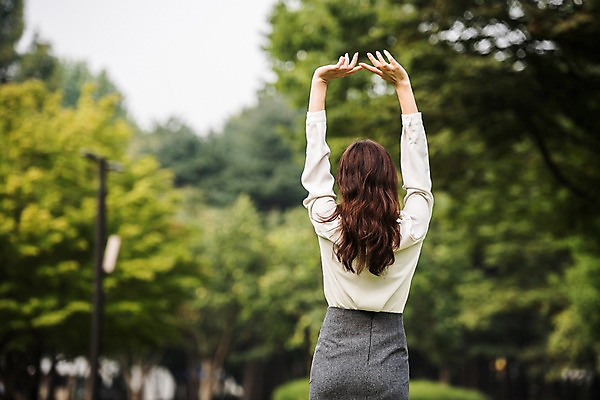 포토 JPG 주간 우먼라이프 공원 여자 한명 서기 상반신 성인 야외 뒷모습 아웃포커스 30대 한국인 비즈니스우먼 기지개 싱글라이프 성인여자한명만 국내포토 자연요소 1 라이프스타일 공공시설 뷰포인트 비즈니스 모션 촬영기법 사람 동양인 장년 직장인 여자한명만 성인여자만 파일형식