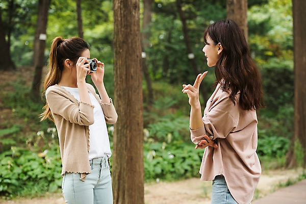 포토 JPG 주간 우먼라이프 공원 여자 서기 상반신 20대 성인 야외 두명 옆모습 30대 친구 카메라 사진촬영 우정 한국인 브이 싱글라이프 성인여자만 국내포토 자연요소 라이프스타일 공공시설 뷰포인트 관계 모션 사람 동양인 손짓 청년 장년 전자제품 촬영 여자만 성인만 파일형식