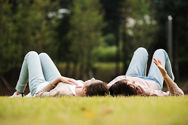포토 JPG 주간 전신 우먼라이프 공원 여자 휴식 잔디 20대 성인 야외 두명 30대 친구 눕기 우정 한국인 싱글라이프 성인여자만 국내포토 자연요소 식물 라이프스타일 공공시설 컨셉 관계 모션 사람 동양인 청년 장년 여자만 성인만 파일형식