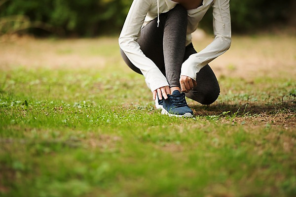 포토 JPG 주간 우먼라이프 공원 여자 한명 앉기 잔디 20대 성인 야외 앞모습 건강관리 한국인 하반신 신발끈묶기 싱글라이프 성인여자한명만 국내포토 자연요소 식물 1 라이프스타일 공공시설 뷰포인트 모션 건강 관리 사람 동양인 청년 묶기 신발끈 여자한명만 성인여자만 파일형식