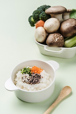 포토 JPG 스튜디오촬영 접시 음식 실내 건강 사람없음 숟가락 버섯 당근 브로콜리 유기농 이유식 국내포토 식기 웰빙 채소 뿌리채소 수저 내부 파일형식