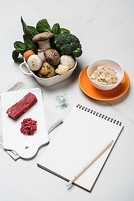 포토 JPG 스튜디오촬영 접시 음식 감자 실내 건강 사람없음 하이앵글 연필 공책 버섯 당근 소고기 브로콜리 유기농 청경채 레시피 이유식 국내포토 식기 웰빙 뷰포인트 채소 문구용품 학용품 뿌리채소 육류 내부 필기구 파일형식