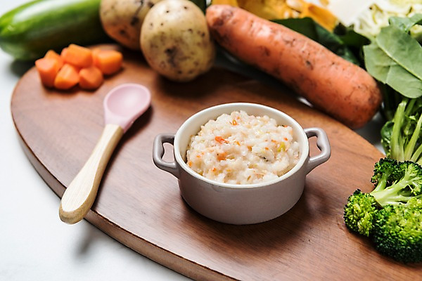 포토 JPG 스튜디오촬영 접시 음식 재료 감자 도마 수저 실내 건강 사람없음 당근 브로콜리 유기농 이유식 국내포토 식기 웰빙 채소 주방용품 뿌리채소 내부 파일형식