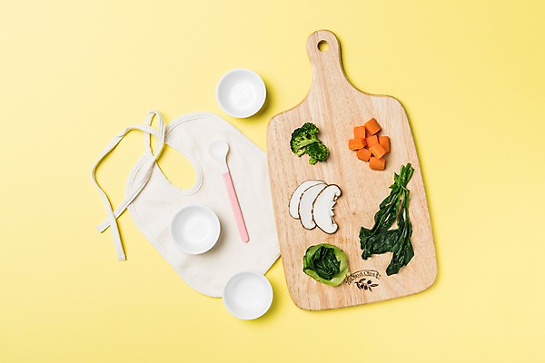 포토 JPG 스튜디오촬영 접시 음식 재료 도마 실내 건강 사람없음 하이앵글 버섯 당근 브로콜리 유기농 시금치 이유식 턱받이 국내포토 식기 웰빙 뷰포인트 채소 주방용품 뿌리채소 내부 아기용품 파일형식