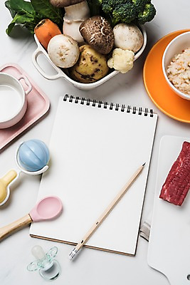 포토 JPG 스튜디오촬영 접시 음식 실내 건강 사람없음 하이앵글 연필 공책 버섯 당근 소고기 노리개젖꼭지 유기농 청경채 레시피 딸랑이 이유식 국내포토 식기 웰빙 뷰포인트 채소 문구용품 학용품 뿌리채소 육류 내부 필기구 아기용품 파일형식