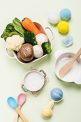 포토 JPG 스튜디오촬영 접시 음식 수저 실내 건강 사람없음 하이앵글 장난감 버섯 당근 브로콜리 노리개젖꼭지 유기농 딸랑이 이유식 미음_음식 국내포토 식기 웰빙 뷰포인트 채소 뿌리채소 내부 아기용품 파일형식