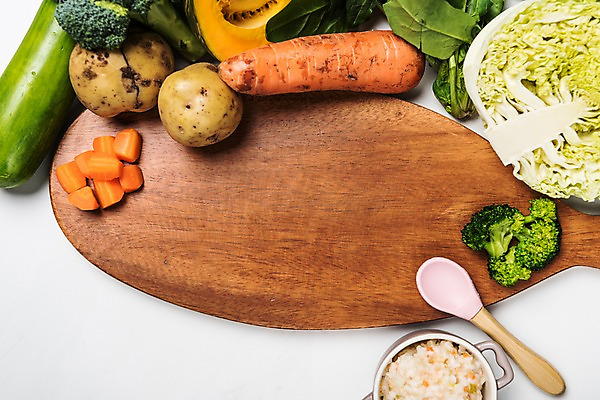 포토 JPG 스튜디오촬영 접시 음식 감자 프레임 도마 수저 실내 건강 사람없음 하이앵글 당근 브로콜리 유기농 양배추 시금치 이유식 국내포토 식기 웰빙 뷰포인트 채소 주방용품 뿌리채소 내부 파일형식