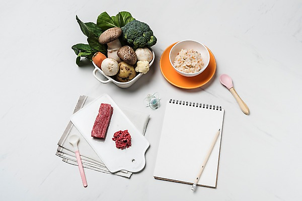 포토 JPG 스튜디오촬영 접시 음식 재료 수저 실내 건강 사람없음 하이앵글 연필 공책 버섯 당근 소고기 브로콜리 천 유기농 청경채 이유식 국내포토 식기 웰빙 뷰포인트 채소 문구용품 학용품 뿌리채소 육류 내부 필기구 직물 파일형식