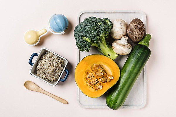 포토 JPG 스튜디오촬영 접시 음식 수저 실내 건강 사람없음 하이앵글 버섯 브로콜리 유기농 딸랑이 애호박 이유식 단호박 국내포토 식기 웰빙 뷰포인트 채소 호박 내부 아기용품 파일형식