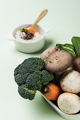 포토 JPG 스튜디오촬영 접시 음식 재료 실내 건강 사람없음 버섯 당근 브로콜리 유기농 이유식 국내포토 식기 웰빙 채소 뿌리채소 내부 파일형식