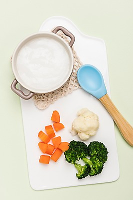 포토 JPG 스튜디오촬영 접시 음식 수저 실내 건강 사람없음 하이앵글 당근 브로콜리 유기농 이유식 미음_음식 국내포토 식기 웰빙 뷰포인트 채소 뿌리채소 내부 파일형식