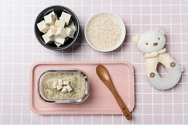 포토 JPG 스튜디오촬영 접시 음식 수저 실내 건강 사람없음 하이앵글 장난감 쌀 유기농 두부 딸랑이 이유식 국내포토 식기 웰빙 뷰포인트 곡류 내부 아기용품 파일형식