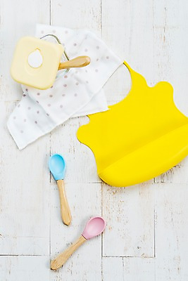 포토 JPG 스튜디오촬영 접시 음식 수저 실내 건강 사람없음 하이앵글 용기 유기농 이유식 턱받이 나무배경 국내포토 그릇 식기 웰빙 뷰포인트 백그라운드 내부 아기용품 파일형식