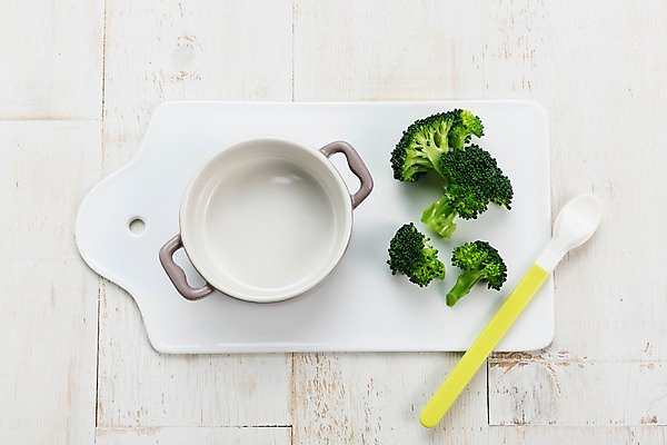 포토 JPG 스튜디오촬영 접시 음식 도마 수저 실내 건강 사람없음 하이앵글 브로콜리 유기농 이유식 나무배경 국내포토 식기 웰빙 뷰포인트 백그라운드 채소 주방용품 내부 파일형식