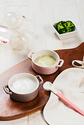 포토 JPG 스튜디오촬영 접시 음식 수저 실내 건강 사람없음 용기 브로콜리 유기농 이유식 턱받이 미음_음식 국내포토 그릇 식기 웰빙 채소 내부 아기용품 파일형식