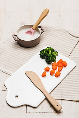 포토 JPG 스튜디오촬영 접시 음식 실내 건강 사람없음 당근 브로콜리 천 유기농 주걱 이유식 미음_음식 국내포토 식기 웰빙 채소 주방용품 뿌리채소 내부 직물 파일형식