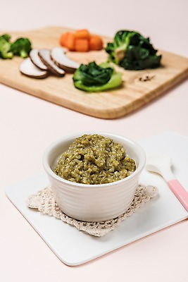 포토 JPG 스튜디오촬영 접시 음식 도마 실내 건강 사람없음 버섯 당근 브로콜리 유기농 시금치 이유식 국내포토 식기 웰빙 채소 주방용품 뿌리채소 내부 파일형식