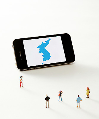 포토 JPG 스튜디오촬영 실내 사람없음 스마트폰 평화 미니어처 사회이슈 한반도 통일 한반도기 국내포토 컨셉 내부 핸드폰 스마트기기 모형 깃발 파일형식