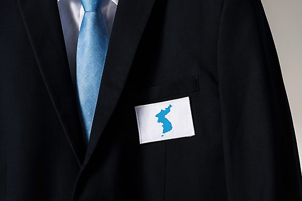 포토 JPG 스튜디오촬영 남자 동계올림픽 실내 한명 평화 사회이슈 한반도 국가대표 통일 평창동계올림픽 한반도기 국내포토 1 올림픽 컨셉 운동선수 사람 내부 깃발 파일형식