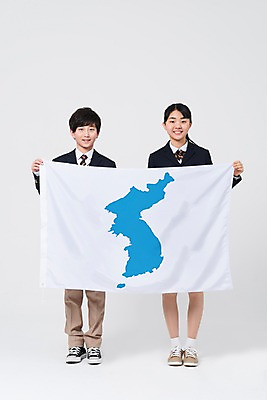 포토 JPG 스튜디오촬영 전신 여자 남자 청소년 동계올림픽 실내 서기 미소 들기 두명 앞모습 10대 평화 한국인 사회이슈 평창동계올림픽 십대만 한반도기 국내포토 뷰포인트 올림픽 컨셉 모션 표정 사람 동양인 내부 깃발 파일형식