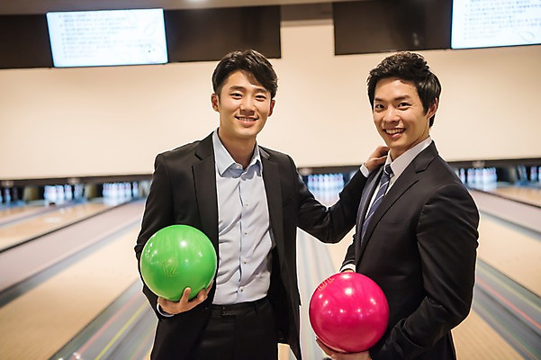 포토 JPG 남자 실내 서기 미소 들기 정장 상반신 20대 성인 두명 앞모습 옆모습 비즈니스라이프 한국인 직장인 비즈니스맨 볼링 동료 즐거움 볼링공 볼링장 성인남자만 어깨에손 국내포토 직업 라이프스타일 옷 감정 뷰포인트 비즈니스 공 관계 모션 표정 사람 동양인 청년 내부 구기 볼링용품 남자만 성인만 파일형식