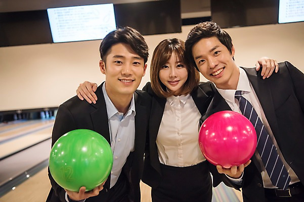 포토 JPG 여자 남자 어깨동무 실내 서기 미소 들기 정장 상반신 20대 성인 앞모습 세명 비즈니스라이프 한국인 직장인 비즈니스맨 비즈니스우먼 볼링 동료 즐거움 볼링공 볼링장 성인만 국내포토 직업 라이프스타일 옷 감정 뷰포인트 포즈 비즈니스 공 관계 모션 표정 사람 동양인 청년 내부 구기 볼링용품 파일형식