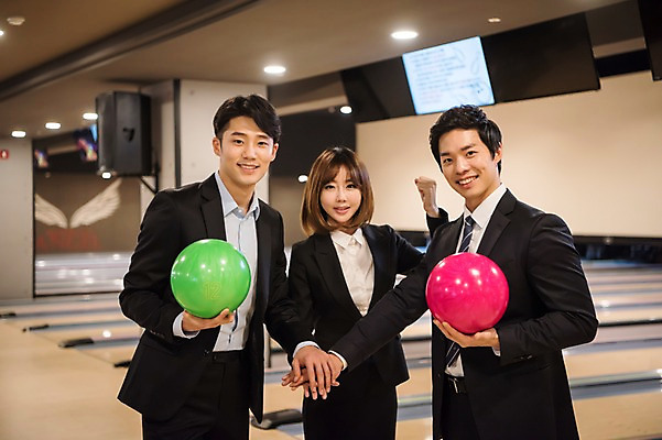 포토 JPG 여자 남자 실내 서기 미소 들기 정장 상반신 20대 성인 앞모습 세명 비즈니스라이프 파이팅 한국인 직장인 비즈니스맨 비즈니스우먼 볼링 동료 즐거움 볼링공 볼링장 성인만 국내포토 직업 라이프스타일 옷 감정 뷰포인트 비즈니스 공 관계 모션 표정 사람 동양인 청년 내부 구기 볼링용품 파일형식