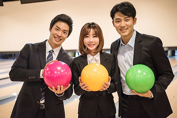 포토 JPG 여자 남자 실내 서기 미소 들기 정장 상반신 20대 성인 앞모습 세명 비즈니스라이프 한국인 직장인 비즈니스맨 비즈니스우먼 볼링 동료 즐거움 볼링공 볼링장 성인만 국내포토 직업 라이프스타일 옷 감정 뷰포인트 비즈니스 공 관계 모션 표정 사람 동양인 청년 내부 구기 볼링용품 파일형식