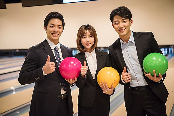 포토 JPG 여자 남자 실내 서기 미소 들기 정장 상반신 20대 성인 앞모습 세명 비즈니스라이프 한국인 엄지손가락 최고 직장인 비즈니스맨 비즈니스우먼 볼링 동료 즐거움 볼링공 볼링장 성인만 국내포토 직업 라이프스타일 옷 감정 뷰포인트 비즈니스 공 손가락 관계 모션 표정 사람 동양인 청년 내부 구기 볼링용품 파일형식