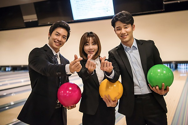 포토 JPG 여자 남자 실내 서기 미소 들기 정장 상반신 20대 성인 앞모습 세명 비즈니스라이프 한국인 직장인 비즈니스맨 비즈니스우먼 볼링 동료 즐거움 볼링공 손하트 볼링장 성인만 국내포토 직업 라이프스타일 옷 감정 뷰포인트 비즈니스 공 관계 모션 표정 사람 동양인 손짓 청년 내부 구기 볼링용품 파일형식