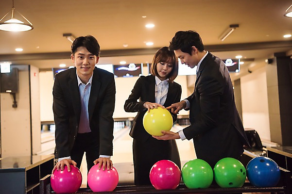 포토 JPG 여자 남자 실내 서기 미소 들기 정장 상반신 20대 성인 앞모습 옆모습 세명 비즈니스라이프 한국인 직장인 비즈니스맨 비즈니스우먼 볼링 동료 즐거움 볼링공 볼링장 성인만 국내포토 직업 라이프스타일 옷 감정 뷰포인트 비즈니스 공 관계 모션 표정 사람 동양인 청년 내부 구기 볼링용품 파일형식