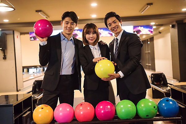 포토 JPG 여자 남자 실내 서기 미소 들기 정장 상반신 20대 성인 앞모습 세명 비즈니스라이프 한국인 직장인 비즈니스맨 비즈니스우먼 볼링 동료 즐거움 볼링공 볼링장 성인만 어깨에손 국내포토 직업 라이프스타일 옷 감정 뷰포인트 비즈니스 공 관계 모션 표정 사람 동양인 청년 내부 구기 볼링용품 파일형식