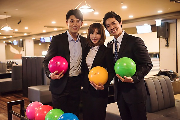 포토 JPG 여자 남자 실내 서기 미소 들기 정장 상반신 20대 성인 앞모습 세명 비즈니스라이프 한국인 직장인 비즈니스맨 비즈니스우먼 볼링 동료 즐거움 볼링공 볼링장 성인만 국내포토 직업 라이프스타일 옷 감정 뷰포인트 비즈니스 공 관계 모션 표정 사람 동양인 청년 내부 구기 볼링용품 파일형식