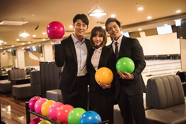 포토 JPG 여자 남자 실내 서기 미소 들기 정장 상반신 20대 성인 앞모습 세명 비즈니스라이프 한국인 직장인 비즈니스맨 비즈니스우먼 볼링 동료 즐거움 볼링공 볼링장 성인만 국내포토 직업 라이프스타일 옷 감정 뷰포인트 비즈니스 공 관계 모션 표정 사람 동양인 청년 내부 구기 볼링용품 파일형식