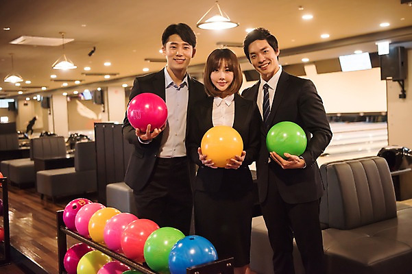 포토 JPG 여자 남자 실내 서기 미소 들기 정장 상반신 20대 성인 앞모습 세명 비즈니스라이프 한국인 직장인 비즈니스맨 비즈니스우먼 볼링 동료 즐거움 볼링공 볼링장 성인만 국내포토 직업 라이프스타일 옷 감정 뷰포인트 비즈니스 공 관계 모션 표정 사람 동양인 청년 내부 구기 볼링용품 파일형식