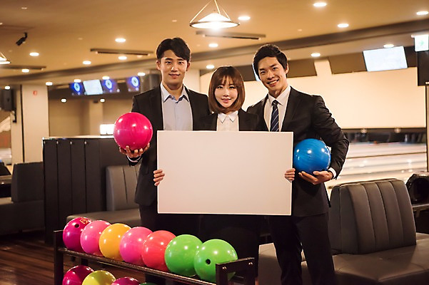 포토 JPG 배너 여자 남자 사각프레임 광고판 알림판 실내 서기 미소 들기 정장 상반신 20대 성인 앞모습 세명 비즈니스라이프 한국인 직장인 비즈니스맨 비즈니스우먼 볼링 동료 즐거움 볼링공 볼링장 성인만 국내포토 직업 라이프스타일 옷 감정 뷰포인트 비즈니스 공 관계 모션 프레임 표정 사람 동양인 청년 내부 구기 사각형 볼링용품 판 파일형식