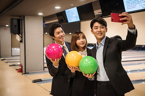 포토 JPG 여자 남자 실내 서기 미소 들기 정장 상반신 20대 성인 앞모습 세명 비즈니스라이프 한국인 직장인 비즈니스맨 비즈니스우먼 볼링 셀프카메라 동료 즐거움 볼링공 볼링장 성인만 국내포토 직업 라이프스타일 옷 감정 뷰포인트 비즈니스 공 관계 모션 표정 사람 동양인 청년 내부 구기 사진촬영 볼링용품 파일형식