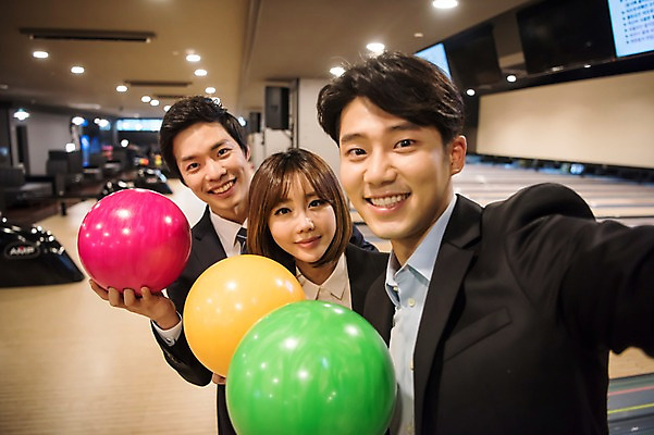 포토 JPG 여자 남자 실내 서기 미소 들기 정장 상반신 20대 성인 앞모습 세명 비즈니스라이프 한국인 직장인 비즈니스맨 비즈니스우먼 볼링 셀프카메라 동료 즐거움 볼링공 볼링장 성인만 국내포토 직업 라이프스타일 옷 감정 뷰포인트 비즈니스 공 관계 모션 표정 사람 동양인 청년 내부 구기 사진촬영 볼링용품 파일형식