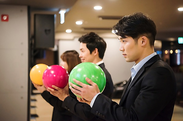 포토 JPG 응시 여자 남자 실내 서기 들기 정장 상반신 20대 성인 옆모습 세명 비즈니스라이프 한국인 직장인 비즈니스맨 비즈니스우먼 볼링 동료 즐거움 볼링공 볼링장 성인만 국내포토 직업 라이프스타일 시선 옷 감정 뷰포인트 비즈니스 공 관계 모션 사람 동양인 청년 내부 구기 볼링용품 파일형식