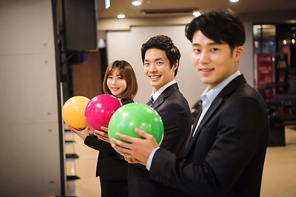포토 JPG 여자 남자 실내 서기 미소 들기 정장 상반신 20대 성인 옆모습 아웃포커스 세명 비즈니스라이프 한국인 직장인 비즈니스맨 비즈니스우먼 볼링 동료 즐거움 볼링공 볼링장 성인만 국내포토 직업 라이프스타일 옷 감정 뷰포인트 비즈니스 공 관계 모션 촬영기법 표정 사람 동양인 청년 내부 구기 볼링용품 파일형식