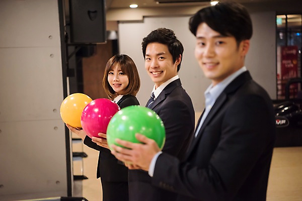 포토 JPG 여자 남자 실내 서기 미소 들기 정장 상반신 20대 성인 옆모습 아웃포커스 세명 비즈니스라이프 한국인 직장인 비즈니스맨 비즈니스우먼 볼링 동료 즐거움 볼링공 볼링장 성인만 국내포토 직업 라이프스타일 옷 감정 뷰포인트 비즈니스 공 관계 모션 촬영기법 표정 사람 동양인 청년 내부 구기 볼링용품 파일형식