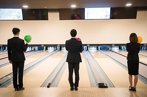 포토 JPG 전신 여자 남자 실내 서기 들기 정장 20대 성인 뒷모습 세명 비즈니스라이프 한국인 직장인 비즈니스맨 비즈니스우먼 볼링 동료 즐거움 볼링공 볼링장 성인만 국내포토 직업 라이프스타일 옷 감정 뷰포인트 비즈니스 공 관계 모션 사람 동양인 청년 내부 구기 볼링용품 파일형식