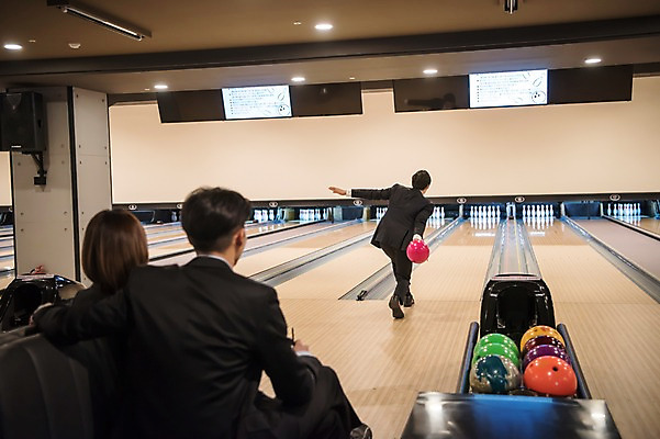 포토 JPG 전신 여자 남자 실내 서기 앉기 정장 상반신 20대 성인 뒷모습 세명 비즈니스라이프 한국인 직장인 비즈니스맨 비즈니스우먼 볼링 동료 즐거움 볼링공 굴리기 볼링장 성인만 국내포토 직업 라이프스타일 옷 감정 뷰포인트 비즈니스 공 관계 모션 사람 동양인 청년 내부 구기 볼링용품 파일형식