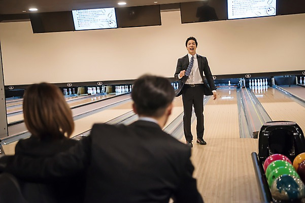 포토 JPG 전신 여자 남자 실내 서기 앉기 정장 상반신 20대 성인 앞모습 뒷모습 아웃포커스 세명 비즈니스라이프 한국인 직장인 비즈니스맨 비즈니스우먼 볼링 동료 즐거움 볼링공 볼링장 성인만 국내포토 직업 라이프스타일 옷 감정 뷰포인트 비즈니스 공 관계 모션 촬영기법 사람 동양인 청년 내부 구기 볼링용품 파일형식