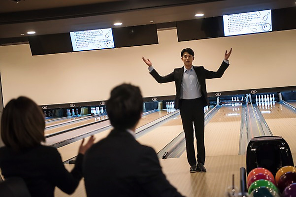 포토 JPG 전신 여자 남자 실내 서기 앉기 정장 손짓 상반신 20대 성인 앞모습 뒷모습 아웃포커스 세명 비즈니스라이프 한국인 직장인 비즈니스맨 비즈니스우먼 볼링 동료 즐거움 볼링장 성인만 국내포토 직업 라이프스타일 옷 감정 뷰포인트 비즈니스 관계 모션 촬영기법 사람 동양인 청년 내부 구기 파일형식