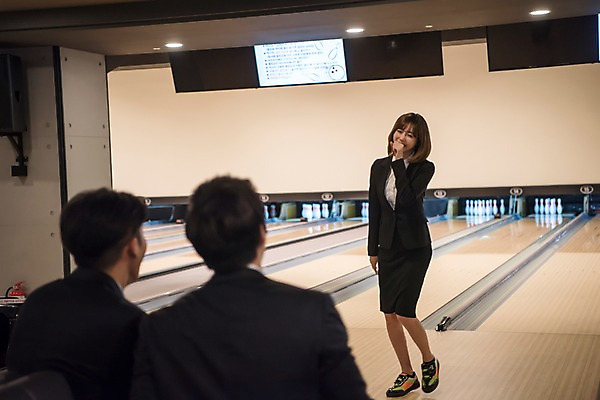 포토 JPG 전신 여자 남자 실내 서기 웃음 앉기 정장 상반신 20대 성인 앞모습 뒷모습 세명 비즈니스라이프 한국인 직장인 비즈니스맨 비즈니스우먼 볼링 동료 즐거움 볼링장 성인만 국내포토 직업 라이프스타일 옷 감정 뷰포인트 비즈니스 관계 모션 표정 사람 동양인 청년 내부 구기 파일형식